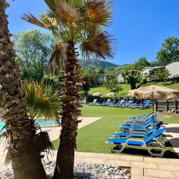 Transats espace piscine camping eau vive